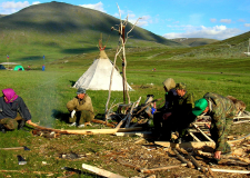 Izdelovalci sank s tradicionalnim šotorom v ozadju