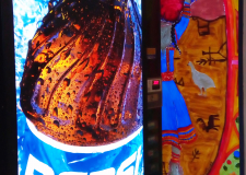 Boben in Pepsi: šamanski boben in avtomat za osvežilne pijače na letališču v mestu Kittilä